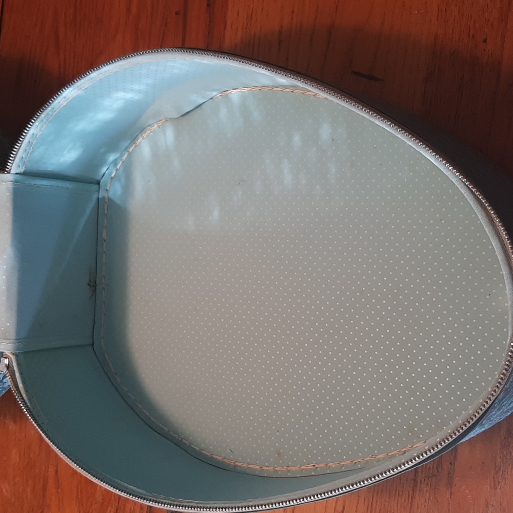 VTG Embossed Teardrop Travel Bag - Picture 7 of 15